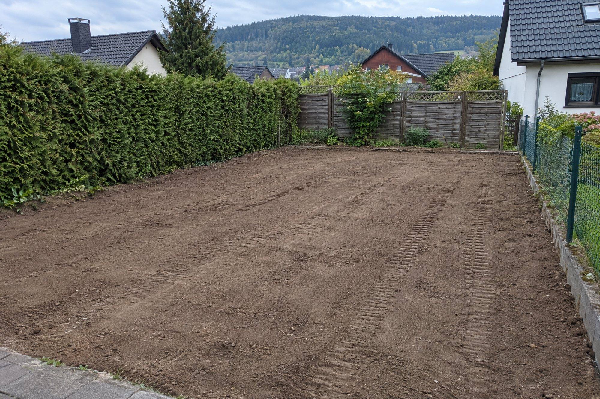 Eingeebnete, verdichtete Fläche an der Stelle der früheren Garage