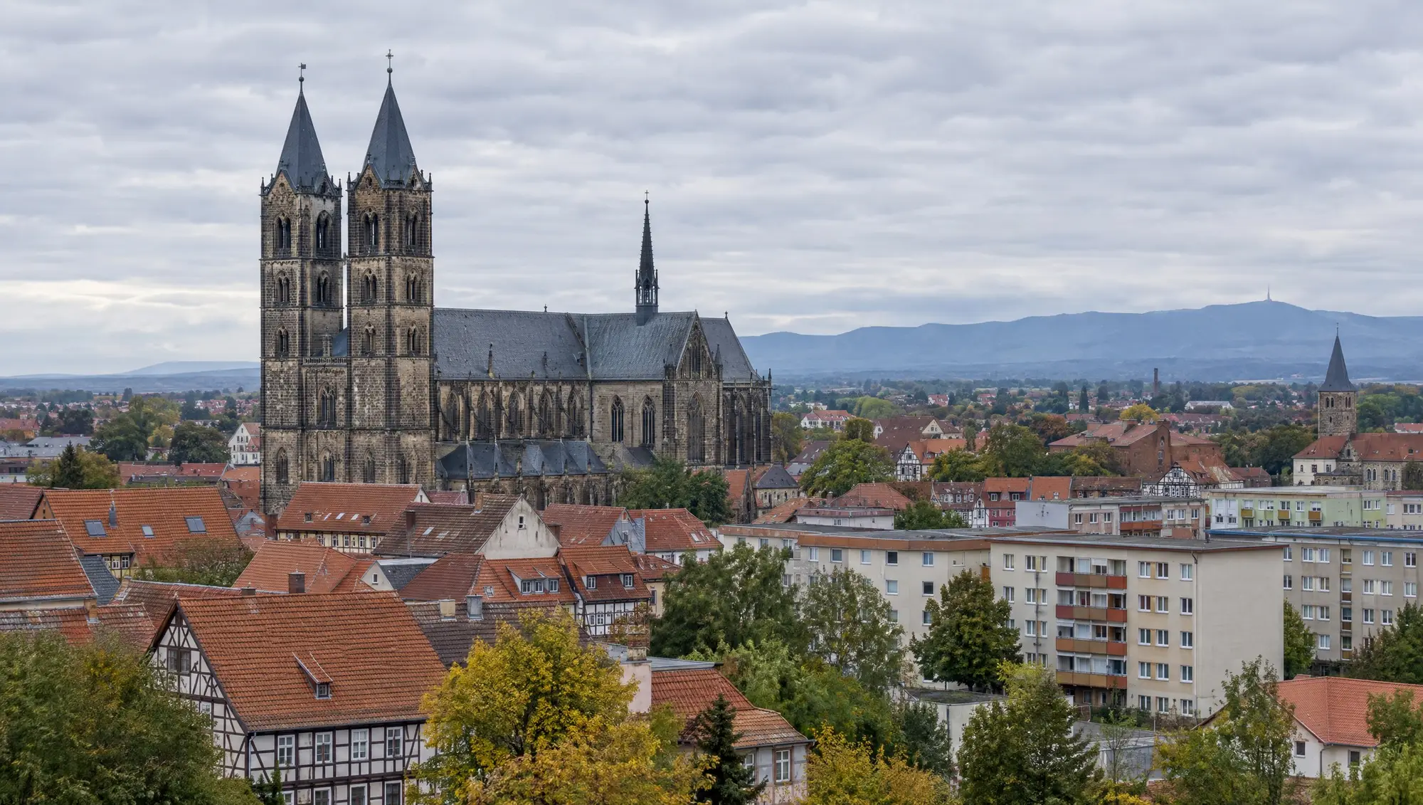 Halberstadt mit dem Dom über den Dächern der Stadt