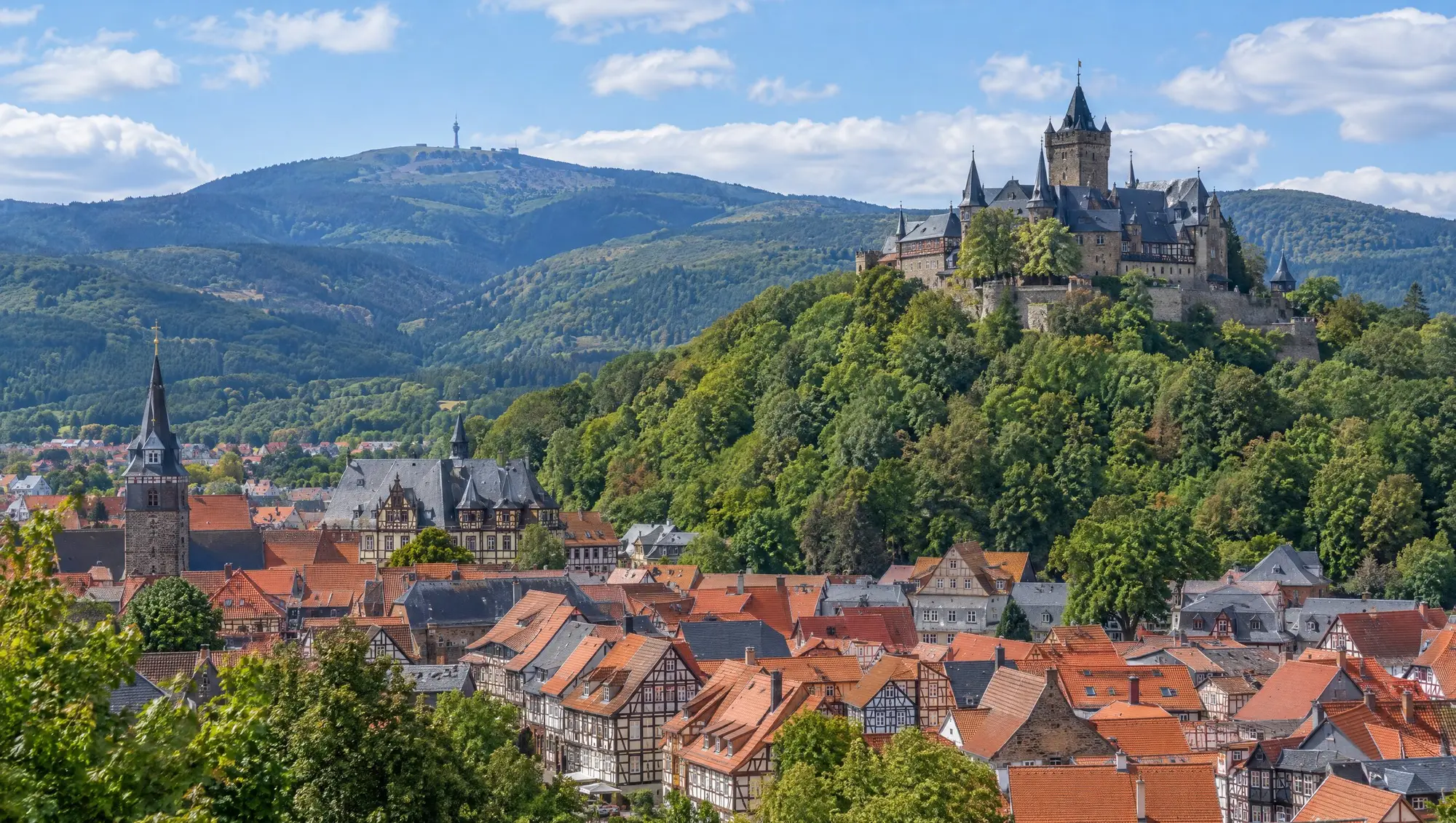 Wernigerode mit dem Schloss über der Altstadt, dahinter der Harz