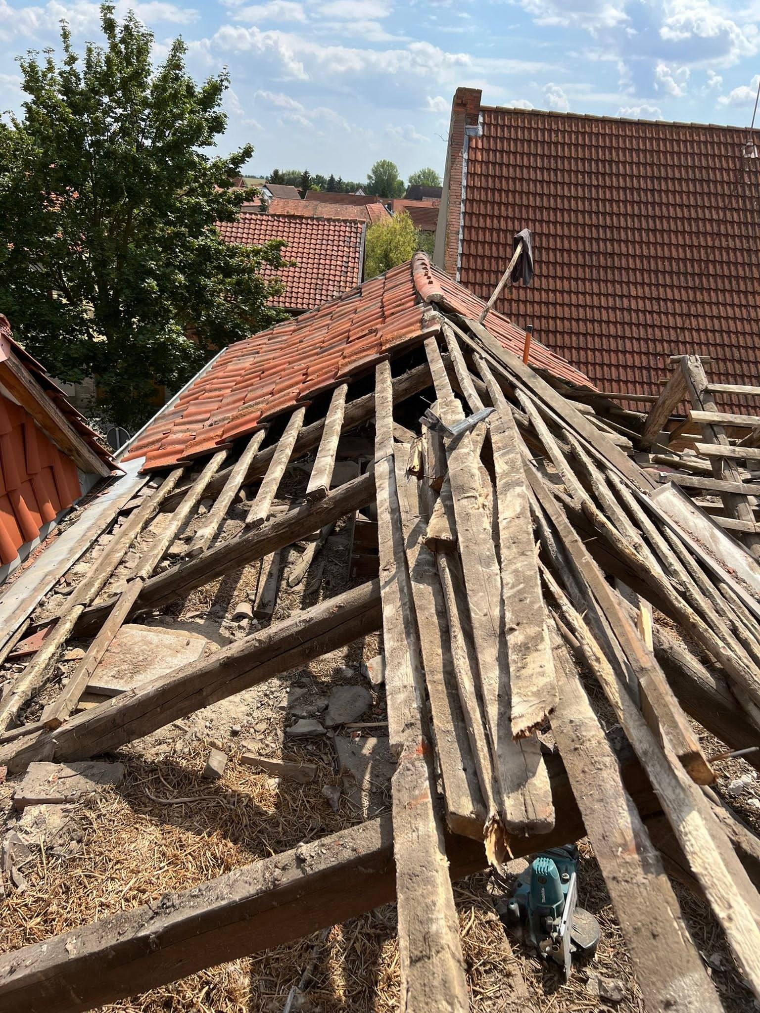 Abgetragene Sparren und Latten des alten Dachstuhls auf dem Dachboden