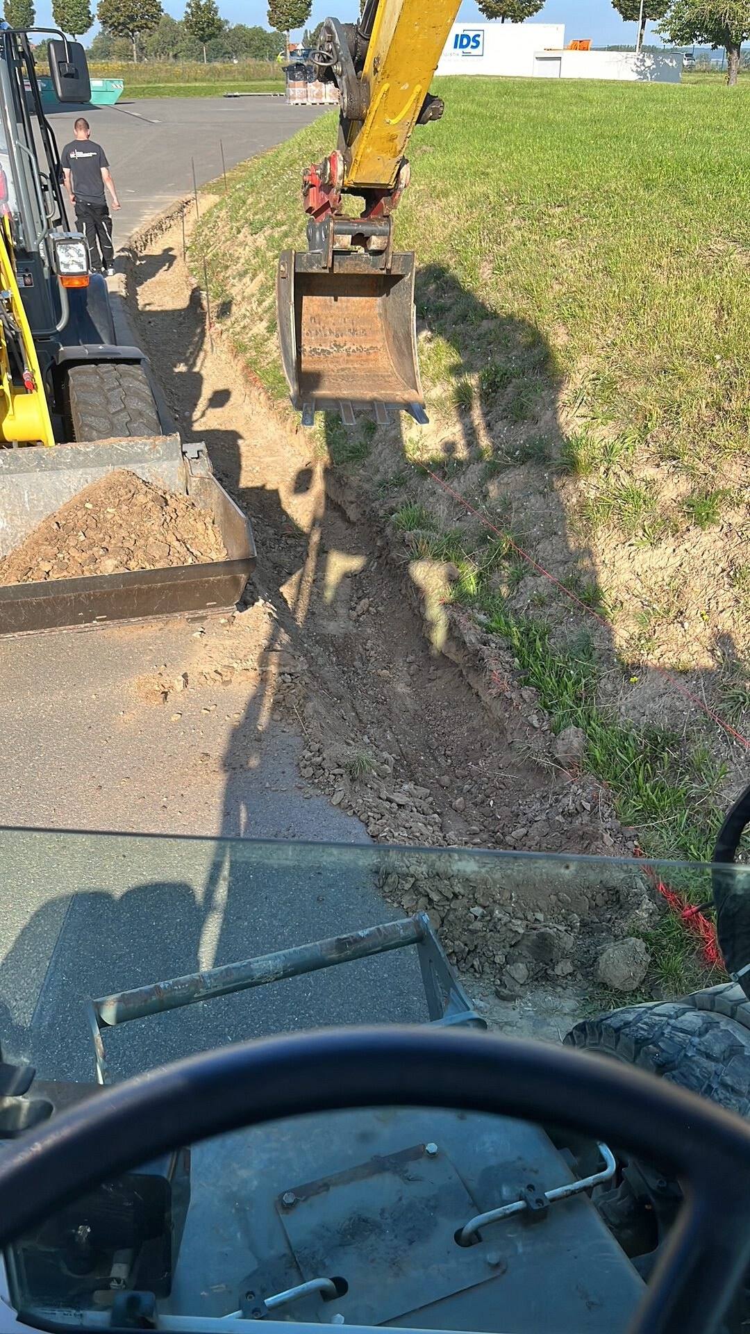Blick aus der Baggerkabine auf den Aushub an der Böschung
