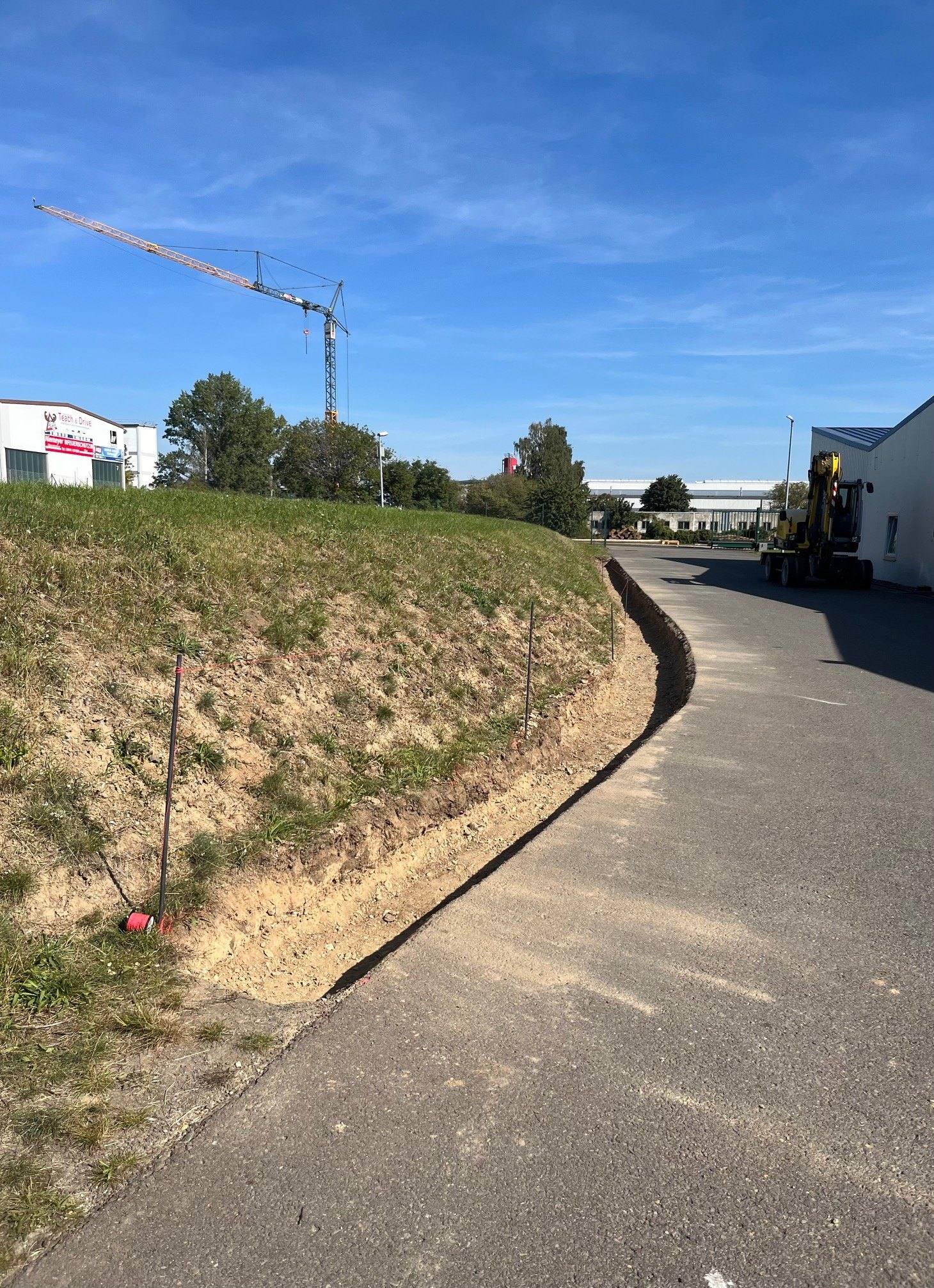 Planierter Streifen am Böschungsfuß entlang der Straße