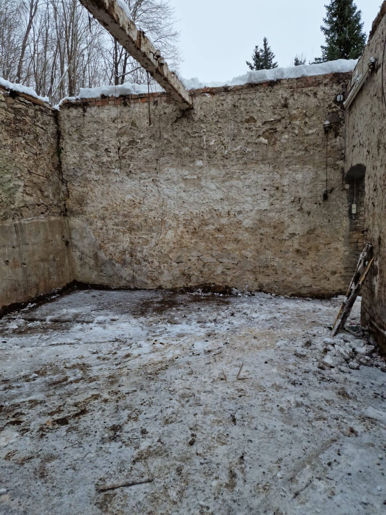 Bruchsteinmauern ohne Dach, der Boden mit Schnee bedeckt