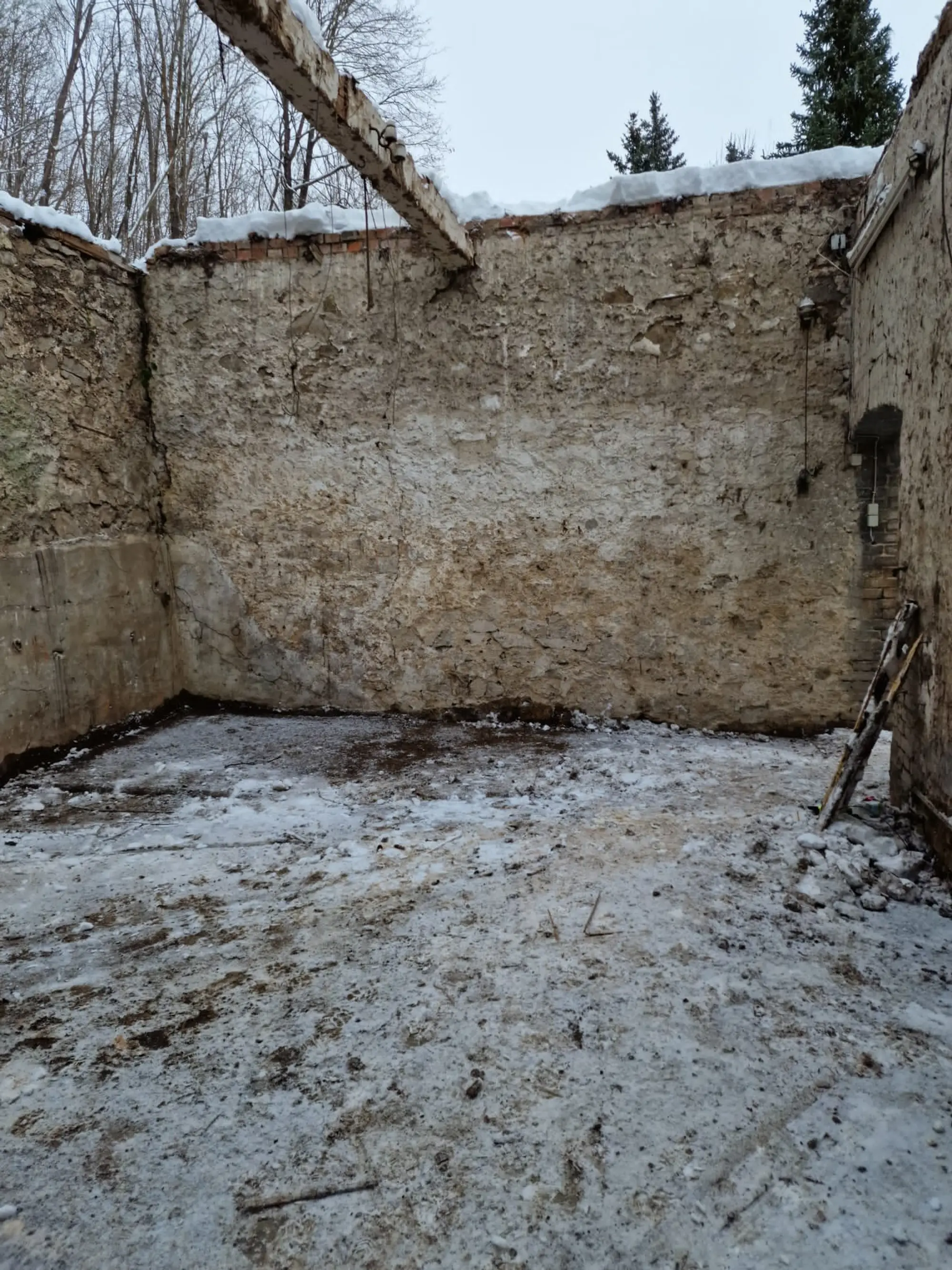 Bruchsteinmauern ohne Dach, der Boden mit Schnee bedeckt