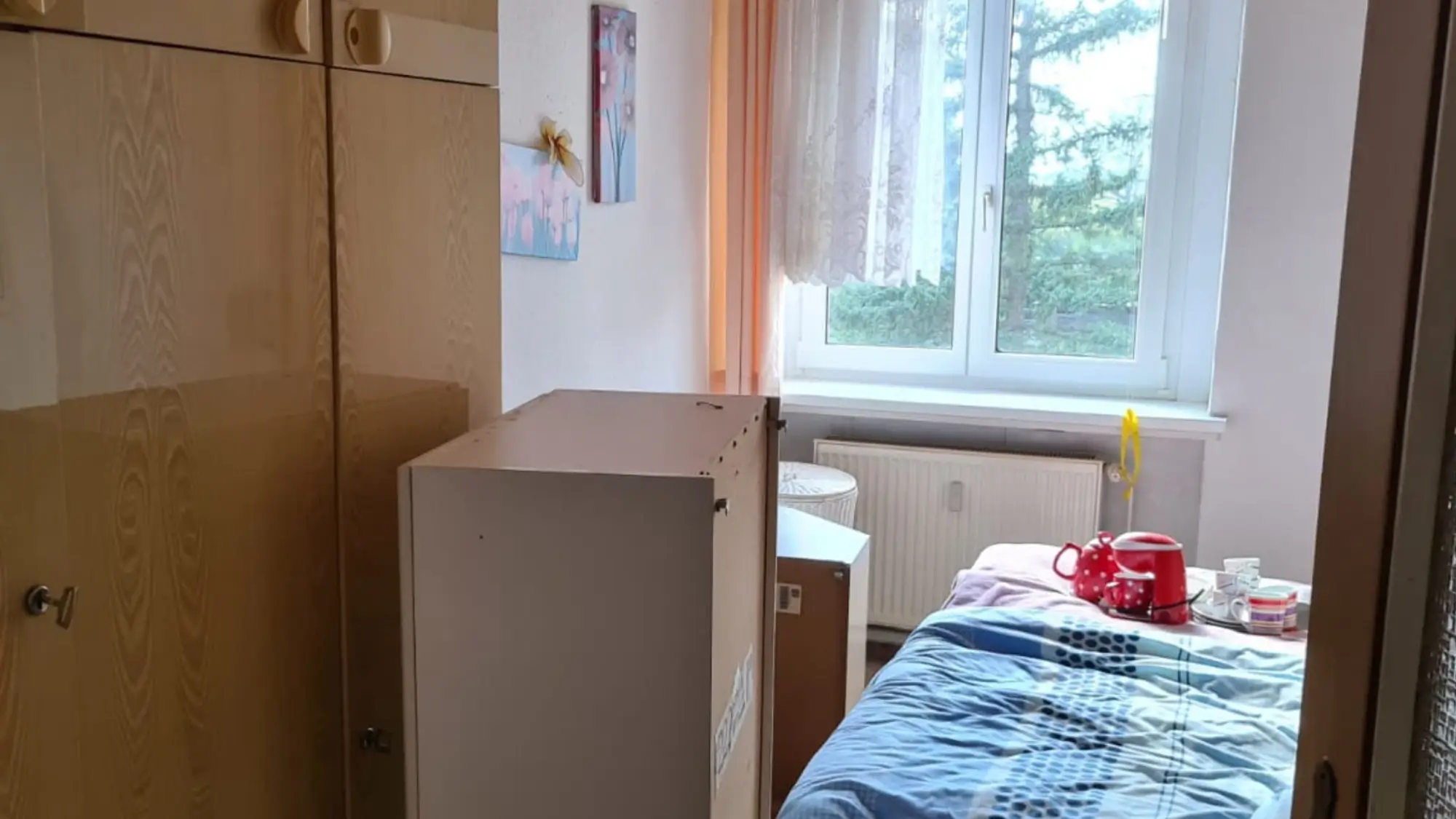Möbliertes Zimmer vor der Haushaltsauflösung mit Schrank, Bett und Kommode