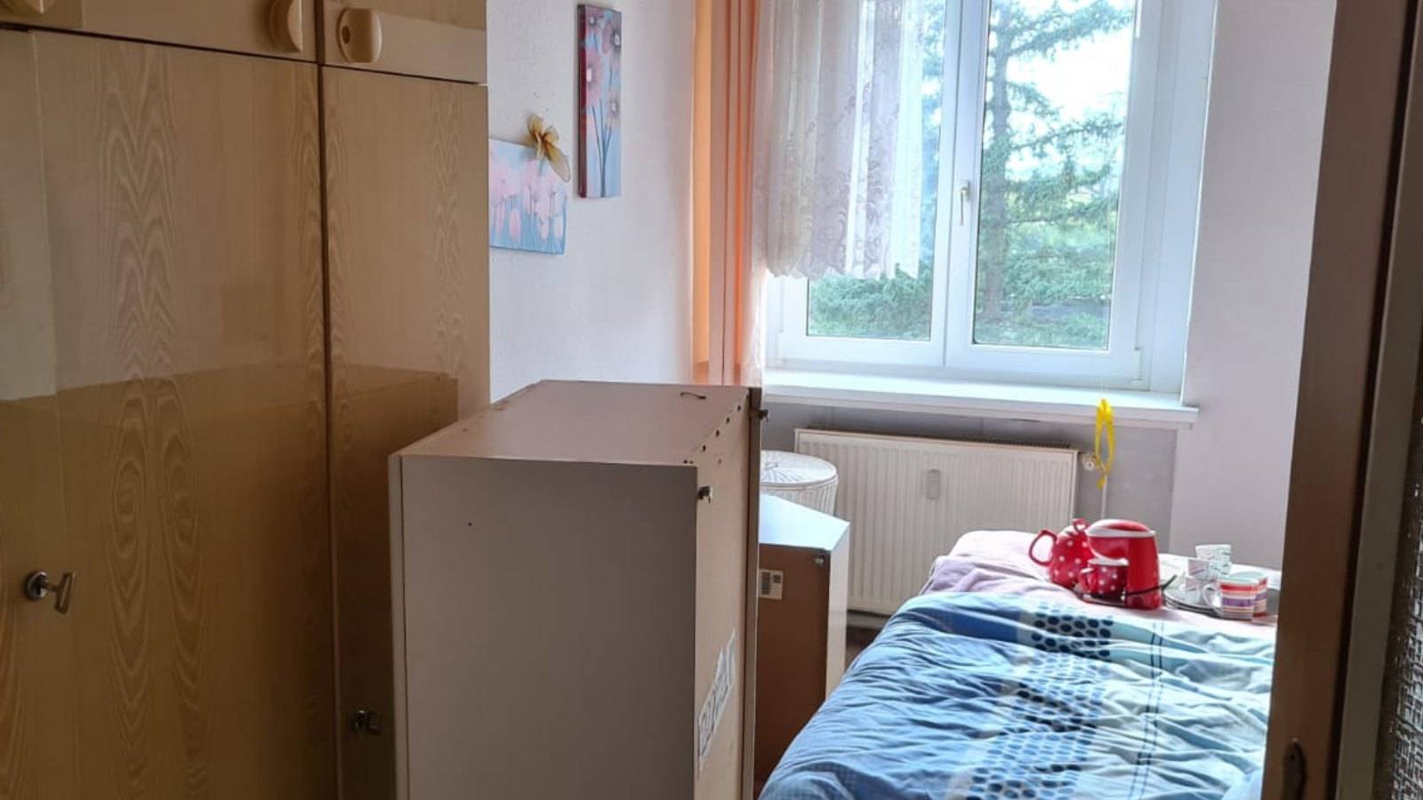 Vorher: eingerichtetes Zimmer